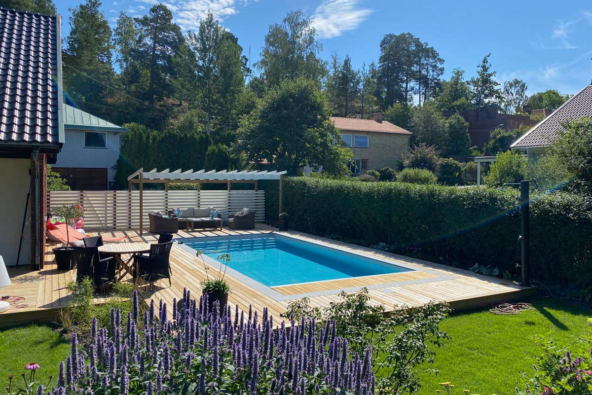 Tr&auml;dg&aring;rd med modern nybyggd pool